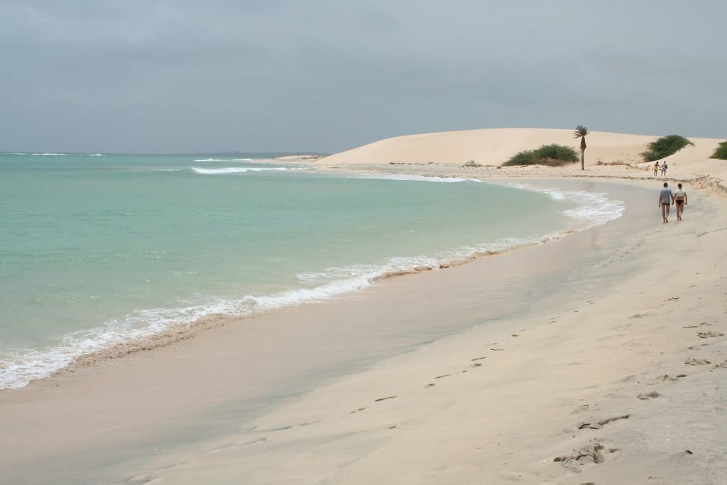 Dunas e praia na ilha da Boa Vista, Cabo Verde