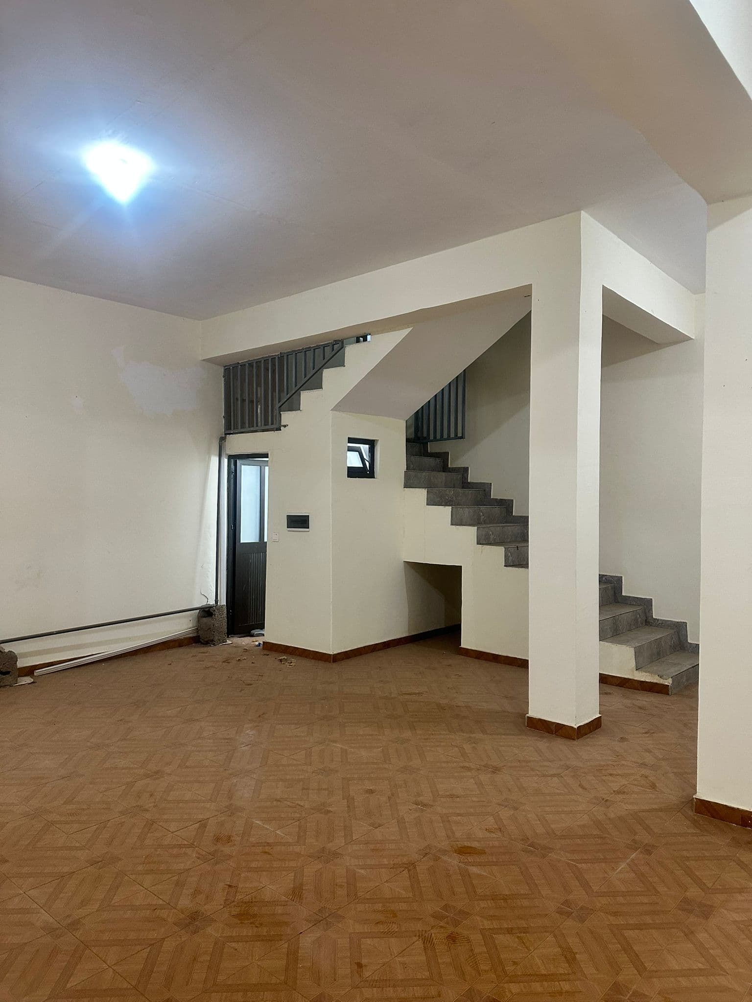 Espaço comercial para arrendamento na Praia, Santiago